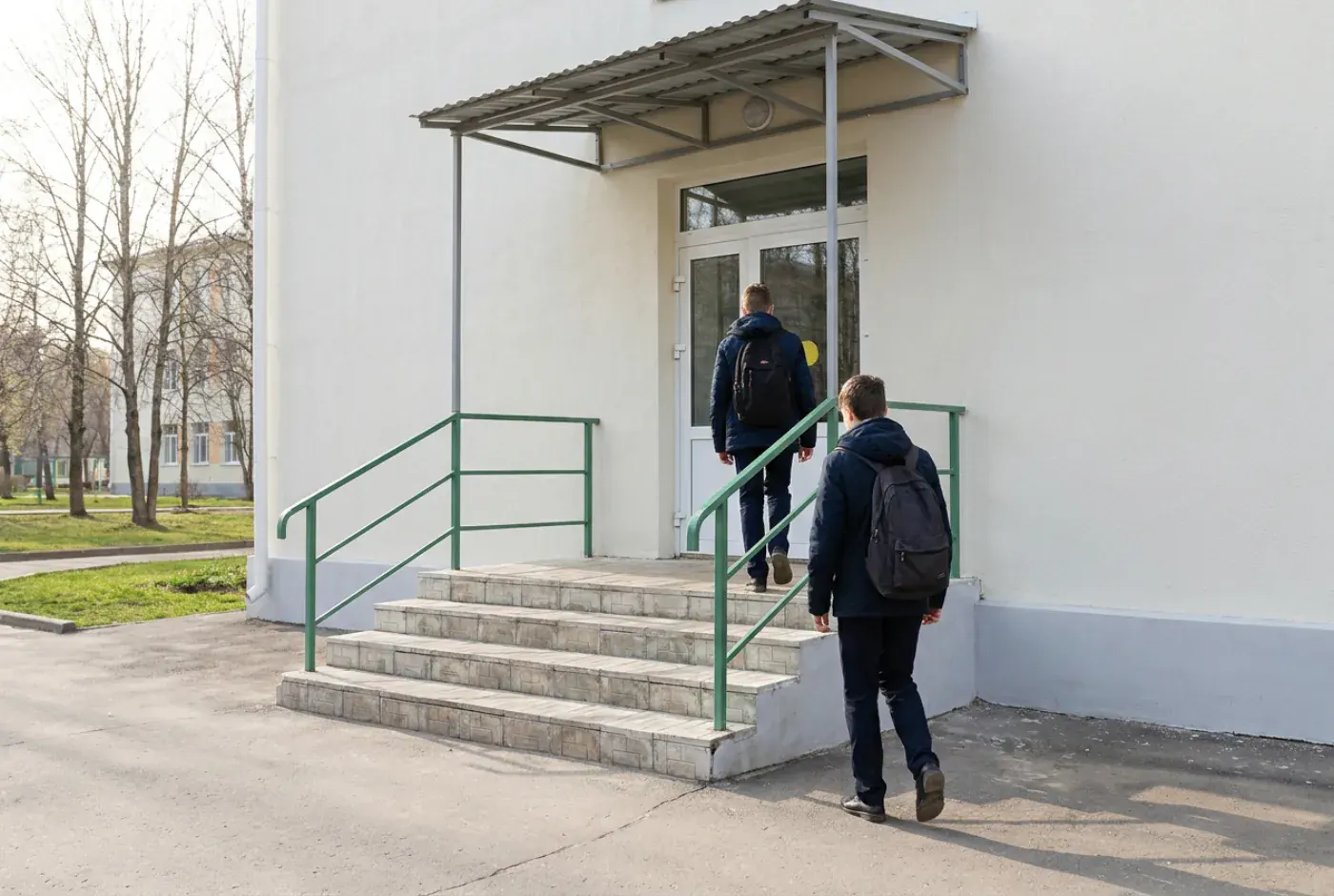 Студенты заходят в здание учебного заведения